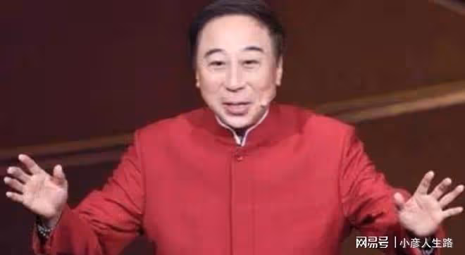 64歲馮鞏街邊擼串無人識，滿臉通紅胃口大好，網友贊其接地氣