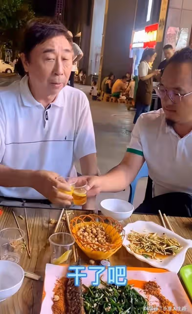 64歲馮鞏街邊擼串無人識，滿臉通紅胃口大好，網友贊其接地氣