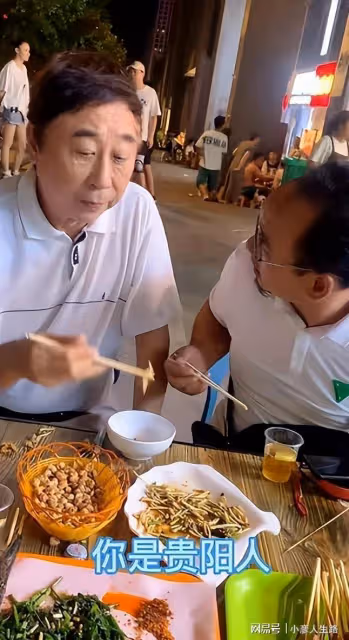 64歲馮鞏街邊擼串無人識，滿臉通紅胃口大好，網友贊其接地氣