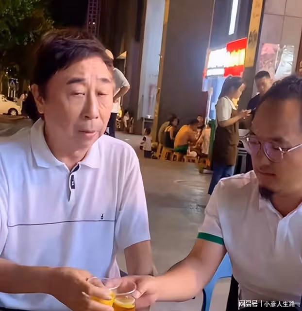 64歲馮鞏街邊擼串無人識，滿臉通紅胃口大好，網友贊其接地氣