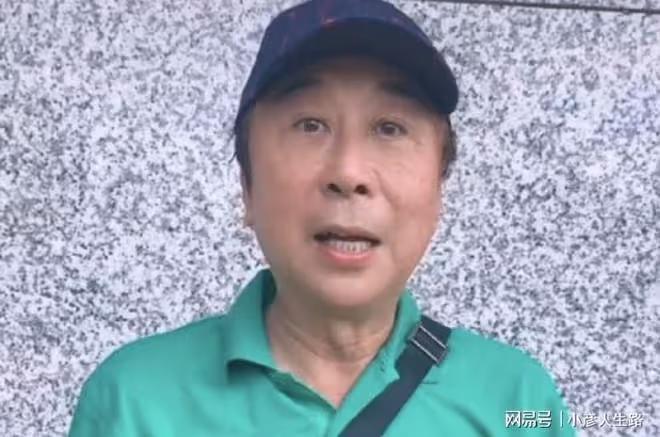 64歲馮鞏街邊擼串無人識，滿臉通紅胃口大好，網友贊其接地氣