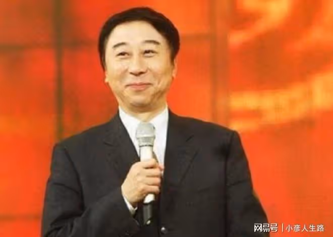64歲馮鞏街邊擼串無人識，滿臉通紅胃口大好，網友贊其接地氣