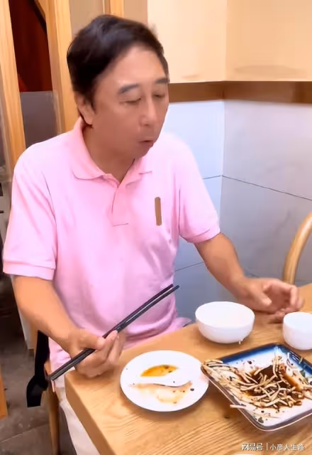 64歲馮鞏街邊擼串無人識，滿臉通紅胃口大好，網友贊其接地氣