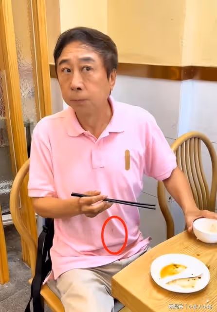 64歲馮鞏街邊擼串無人識，滿臉通紅胃口大好，網友贊其接地氣
