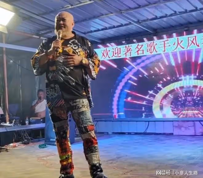 60歲火風去燒烤店演出，5000塊演出費，環境簡陋，舞台上有酒瓶子