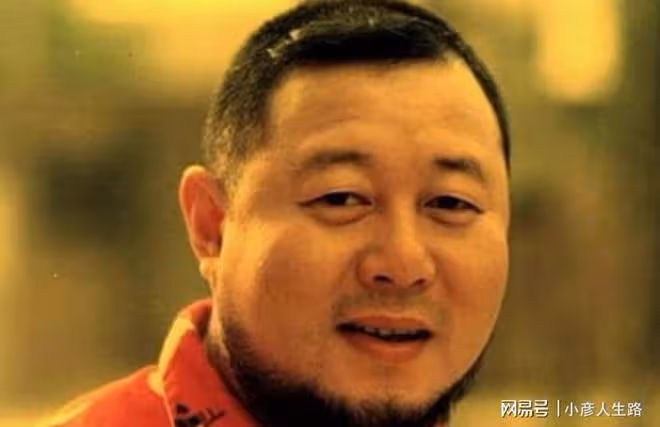 60歲火風去燒烤店演出，5000塊演出費，環境簡陋，舞台上有酒瓶子