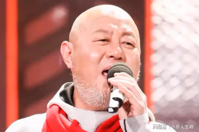 60歲火風去燒烤店演出，5000塊演出費，環境簡陋，舞台上有酒瓶子