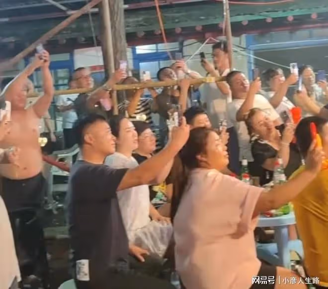 60歲火風去燒烤店演出，5000塊演出費，環境簡陋，舞台上有酒瓶子