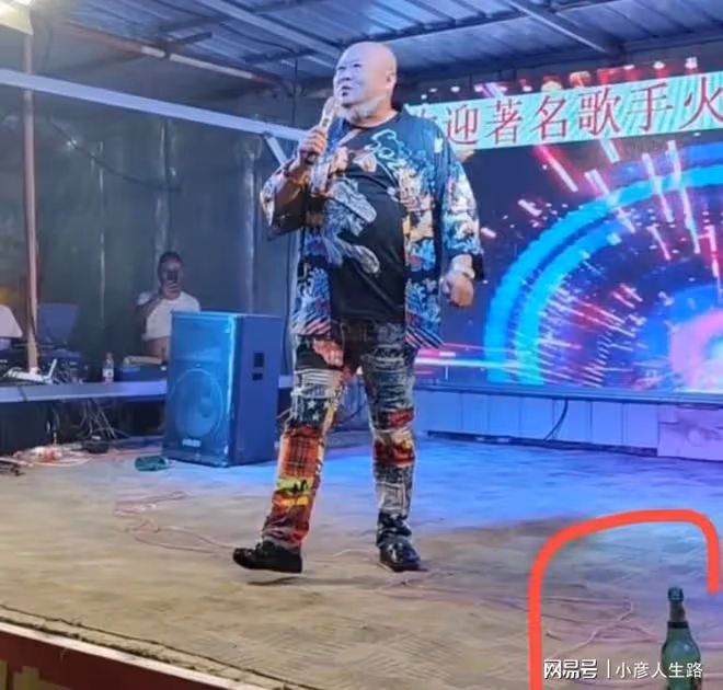 60歲火風去燒烤店演出，5000塊演出費，環境簡陋，舞台上有酒瓶子