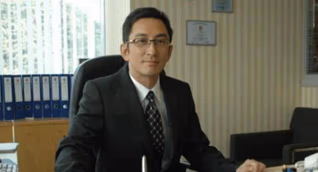 他是TVB著名老戲骨,年近半百娶小嬌妻卻被分手,今和女兒住危樓
