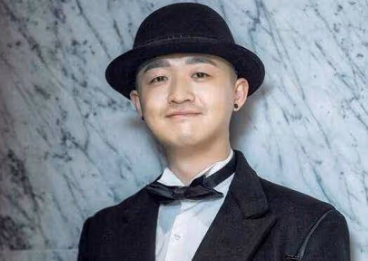 他為喜劇效果剃光頭，卻一直不溫不火，演惡人翻身走紅