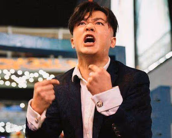 他為喜劇效果剃光頭，卻一直不溫不火，演惡人翻身走紅