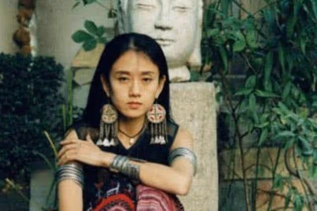 62歲楊麗萍滿臉皺紋，為何還在裝嫩？為了藝術，她放棄成為母親