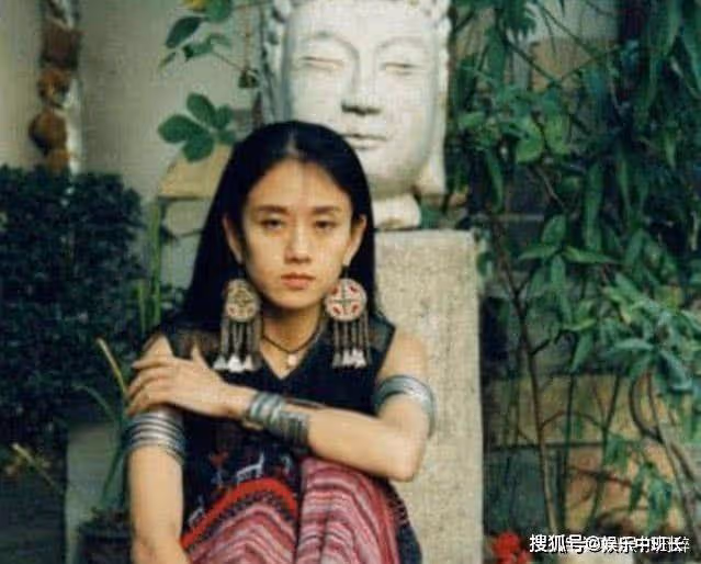 62歲楊麗萍滿臉皺紋，為何還在裝嫩？為了藝術，她放棄成為母親