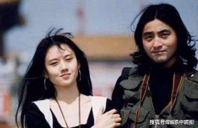 62歲楊麗萍滿臉皺紋，為何還在裝嫩？為了藝術，她放棄成為母親