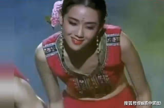 62歲楊麗萍滿臉皺紋，為何還在裝嫩？為了藝術，她放棄成為母親