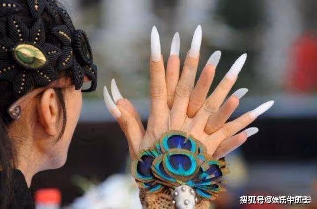 62歲楊麗萍滿臉皺紋，為何還在裝嫩？為了藝術，她放棄成為母親