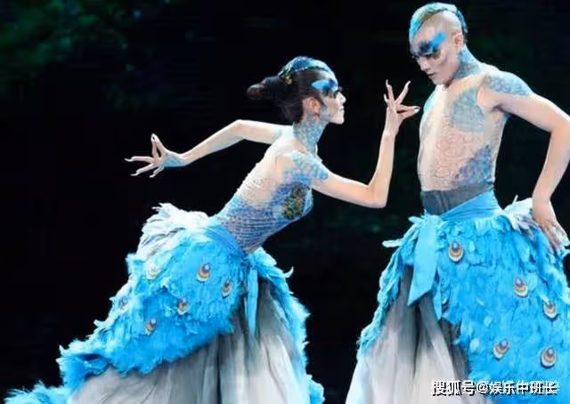 62歲楊麗萍滿臉皺紋，為何還在裝嫩？為了藝術，她放棄成為母親