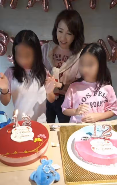 黎姿和3個女兒互相摟著開心逛街 母女四人一起旅遊有聊不完的話題