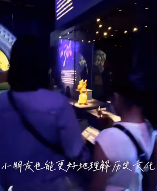 黎姿和3個女兒互相摟著開心逛街 母女四人一起旅遊有聊不完的話題