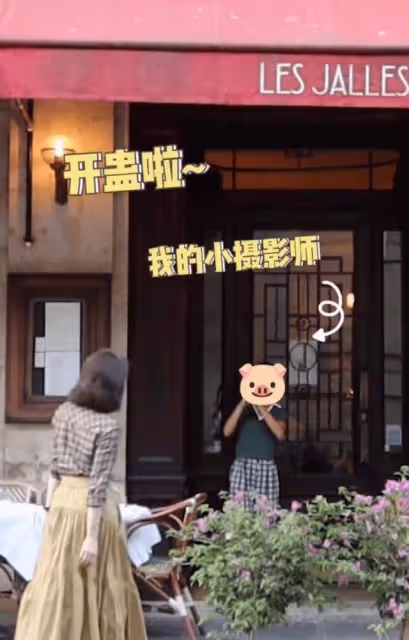 黎姿和3個女兒互相摟著開心逛街 母女四人一起旅遊有聊不完的話題