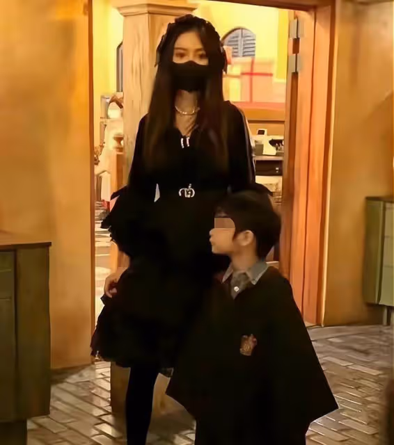 黃曉明帶娃被質疑,看來還是楊穎的專注度比較高