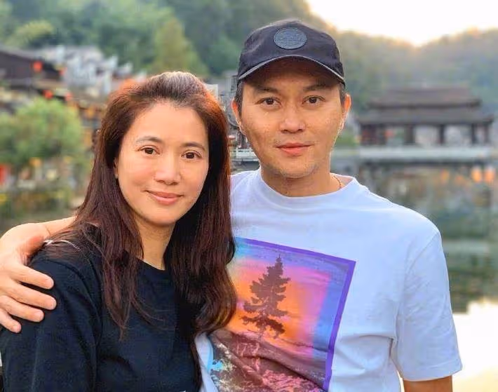 張智霖夫婦外出吃日料，袁詠儀與老公同款造型，神似龍鳳胎，讓人「傻傻分不清楚」，網：夫妻相真的好神奇