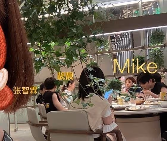 張智霖夫婦外出吃日料，袁詠儀與老公同款造型，神似龍鳳胎，讓人「傻傻分不清楚」，網：夫妻相真的好神奇