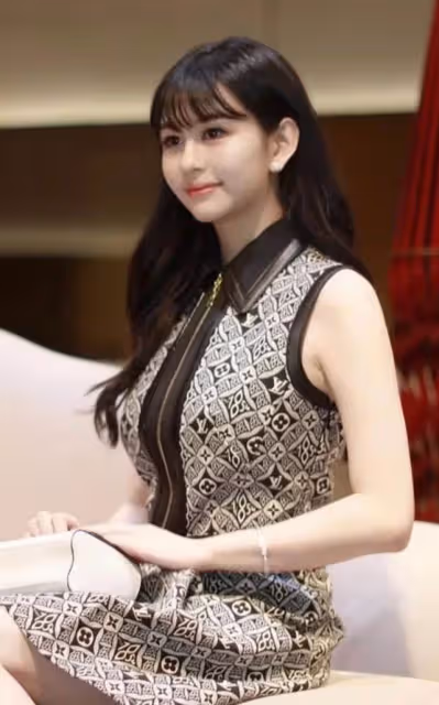 邱淑貞女兒顏值超高，膚白貌美真「白富美」，網友：「人間富貴花」