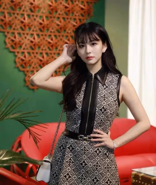 邱淑貞女兒顏值超高，膚白貌美真「白富美」，網友：「人間富貴花」