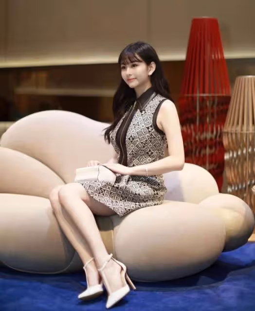 邱淑貞女兒顏值超高，膚白貌美真「白富美」，網友：「人間富貴花」