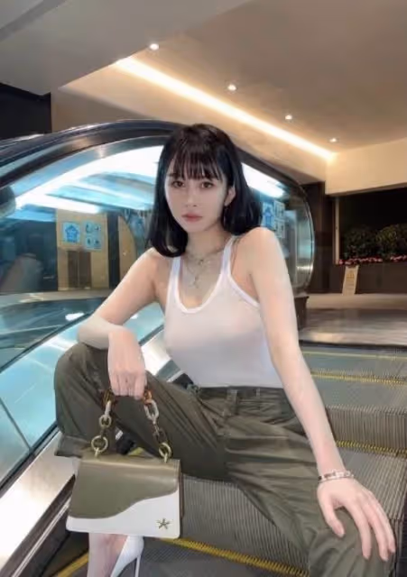 邱淑貞女兒顏值超高，膚白貌美真「白富美」，網友：「人間富貴花」