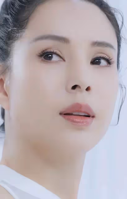 56歲李若彤近照流出，體態輕盈，時隔27年重現小龍女絕活，網：女神是真的不會變老嗎