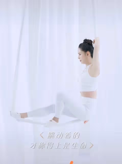 56歲李若彤近照流出，體態輕盈，時隔27年重現小龍女絕活，網：女神是真的不會變老嗎