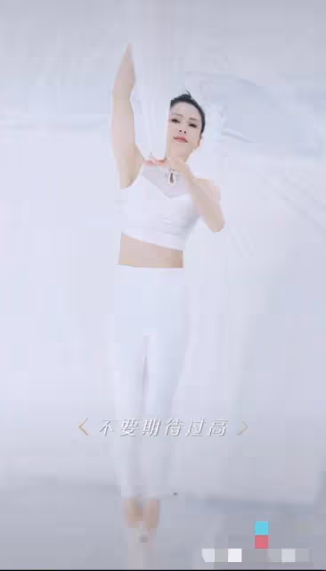 56歲李若彤近照流出，體態輕盈，時隔27年重現小龍女絕活，網：女神是真的不會變老嗎