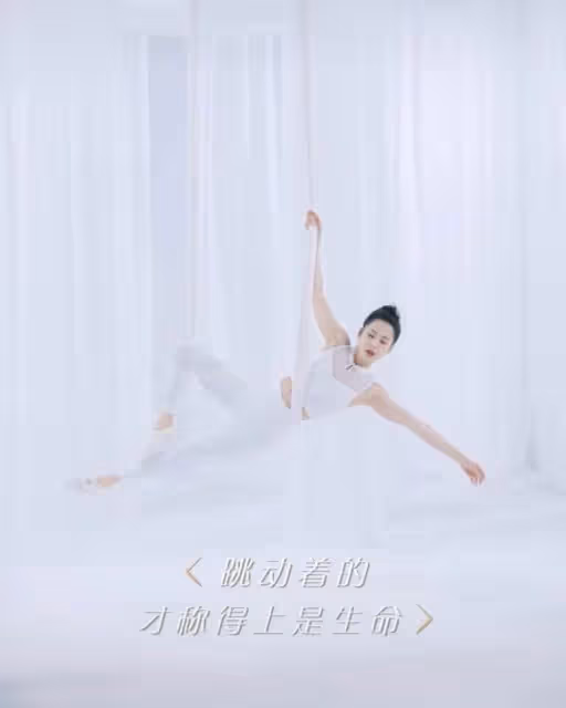 56歲李若彤近照流出，體態輕盈，時隔27年重現小龍女絕活，網：女神是真的不會變老嗎