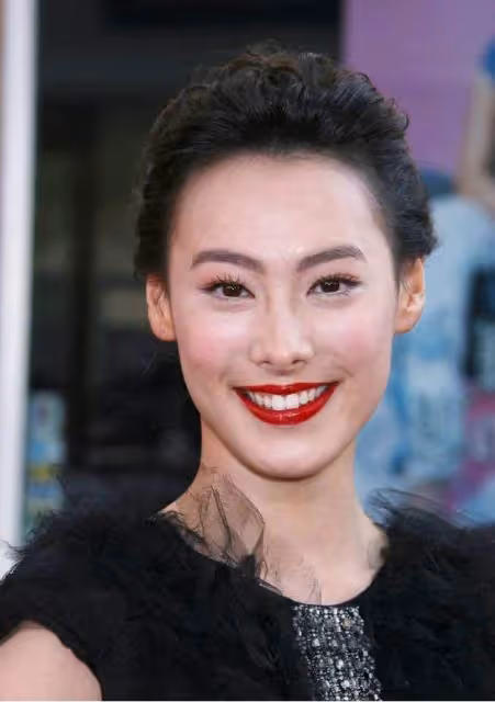 34歲梁洛施被嘲「豪門棄婦」卻不知她才是笑到最後，素顏出鏡為撿回流浪貓慶生，住20億豪宅惹人羨