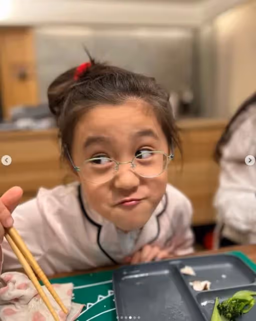 賈靜雯為女兒慶祝7歲生日,咘咘等比例長大,繼承爸媽高顔值,雙眼漂亮到讓人嫉妒