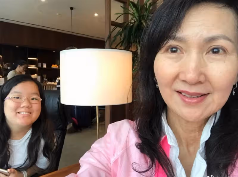 64歲小青陳美琪罕見曬合影,《新白娘子傳奇》開播30周年,素顏上鏡不怕皺紋,網友:想念兩位女神