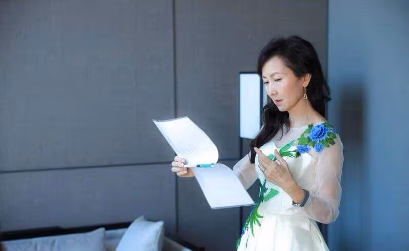 64歲小青陳美琪罕見曬合影,《新白娘子傳奇》開播30周年,素顏上鏡不怕皺紋,網友:想念兩位女神