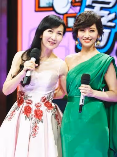 64歲小青陳美琪罕見曬合影,《新白娘子傳奇》開播30周年,素顏上鏡不怕皺紋,網友:想念兩位女神