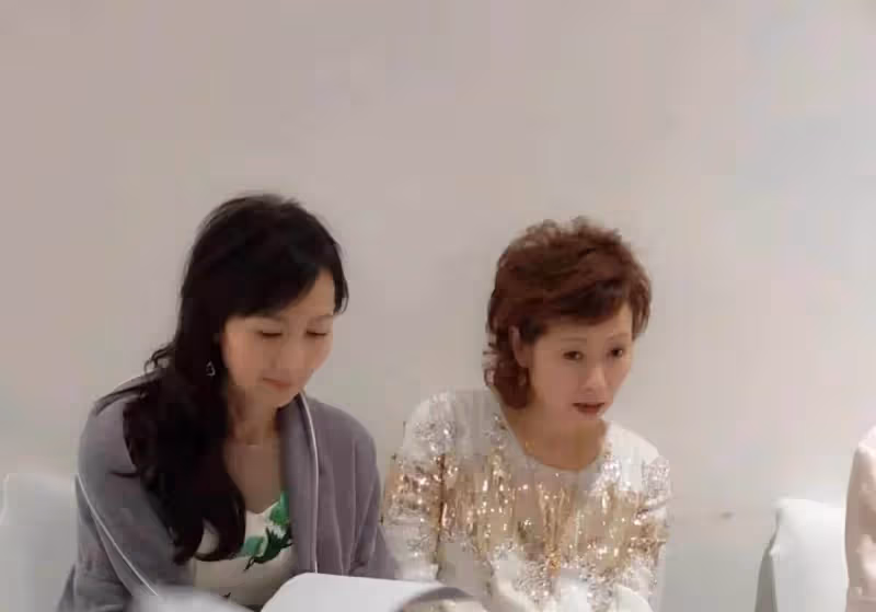 64歲小青陳美琪罕見曬合影,《新白娘子傳奇》開播30周年,素顏上鏡不怕皺紋,網友:想念兩位女神