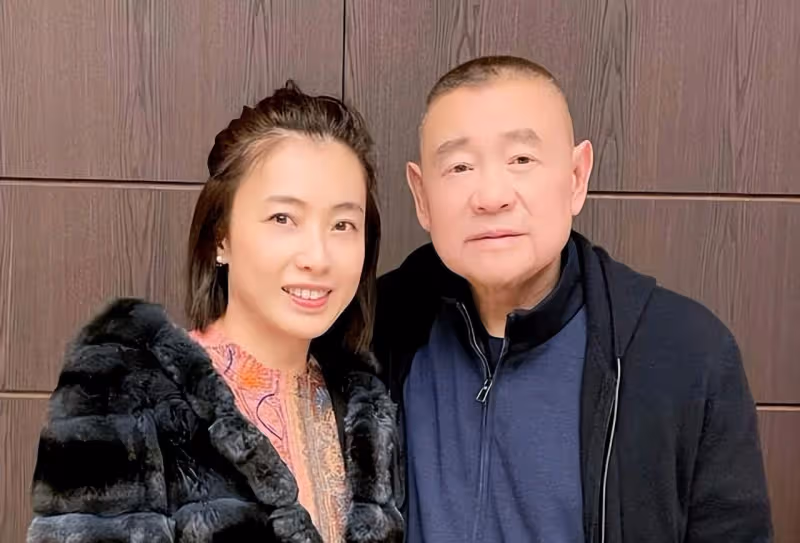 52歲李嘉欣曬深V泳裝照，60歲關之琳貴氣十足，劉鑾雄卻選了甘比