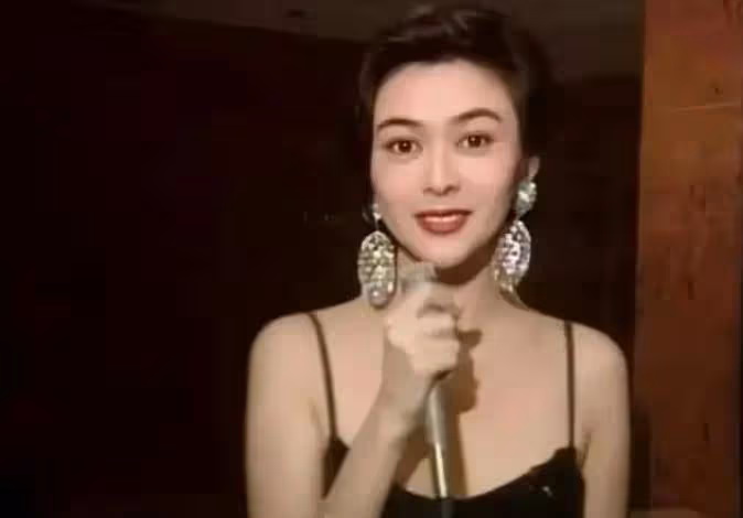 52歲李嘉欣曬深V泳裝照,60歲關之琳貴氣十足,劉鑾雄卻選了甘比