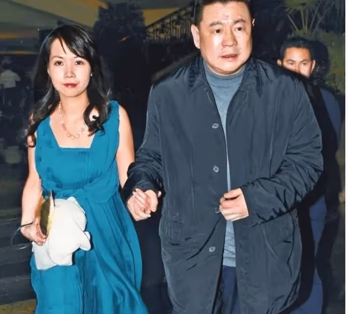 52歲李嘉欣曬深V泳裝照,60歲關之琳貴氣十足,劉鑾雄卻選了甘比