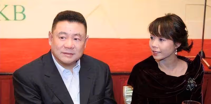 52歲李嘉欣曬深V泳裝照,60歲關之琳貴氣十足,劉鑾雄卻選了甘比
