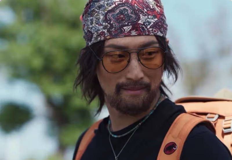 羅海瓊為33歲的竇驍「扮演媽媽」,兩人合影,畫面十分尷尬