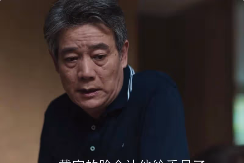 羅海瓊為33歲的竇驍「扮演媽媽」,兩人合影,畫面十分尷尬