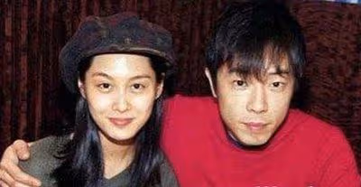 她和周星馳交往3年被小三！嫁大7歲老公「今51歲備受寵愛」　星爺卻白髮孤獨「終生難忘她」
