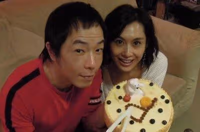 她和周星馳交往3年被小三！嫁大7歲老公「今51歲備受寵愛」　星爺卻白髮孤獨「終生難忘她」